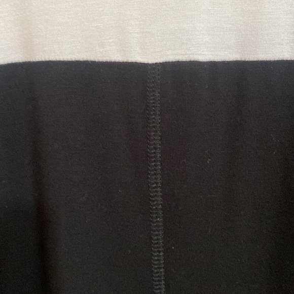 NWT Karen by Karen Lane black a a white shark bite top. Size XL - Picture 5 of 11